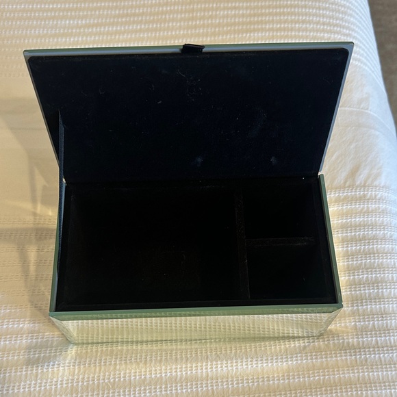 Victoria  personalized Mirrored Jewelry Box 7x4x2.5 perfect condition - Picture 2 of 6